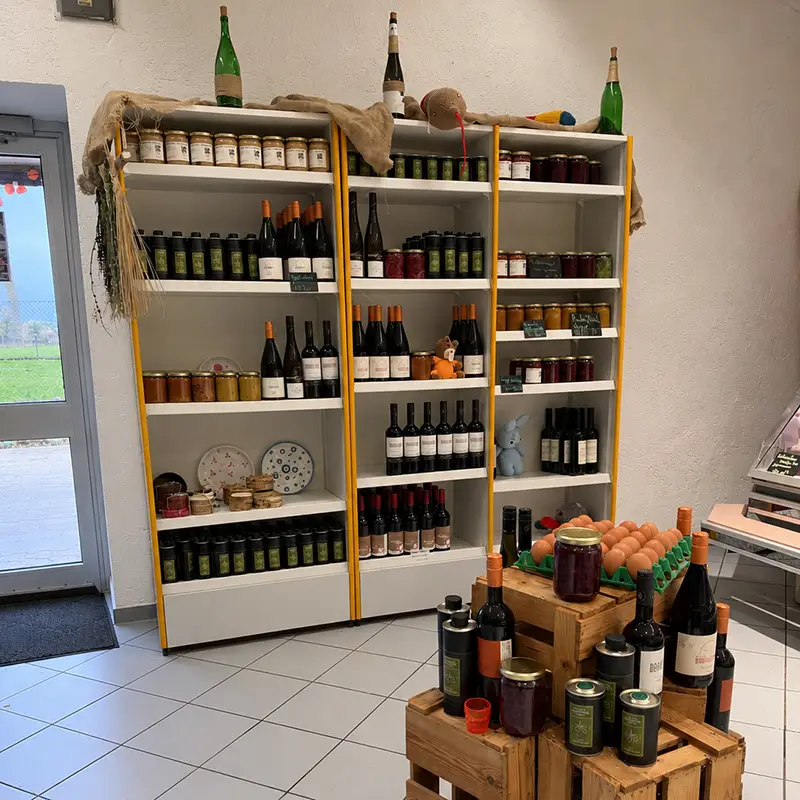 Regal im Hofladen mit Feinkost